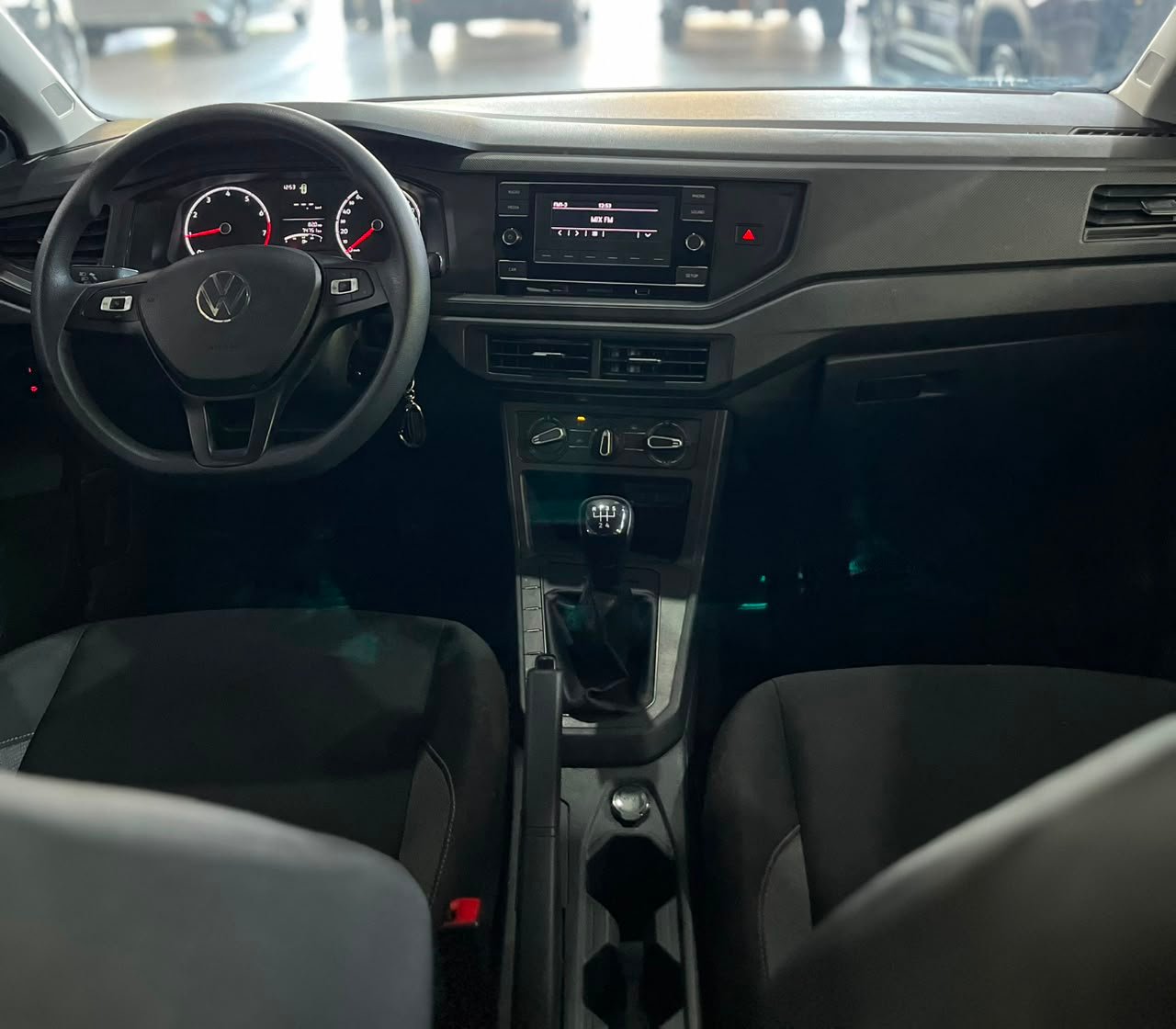 Volkswagen Polo Track 1.0 MPI — painel