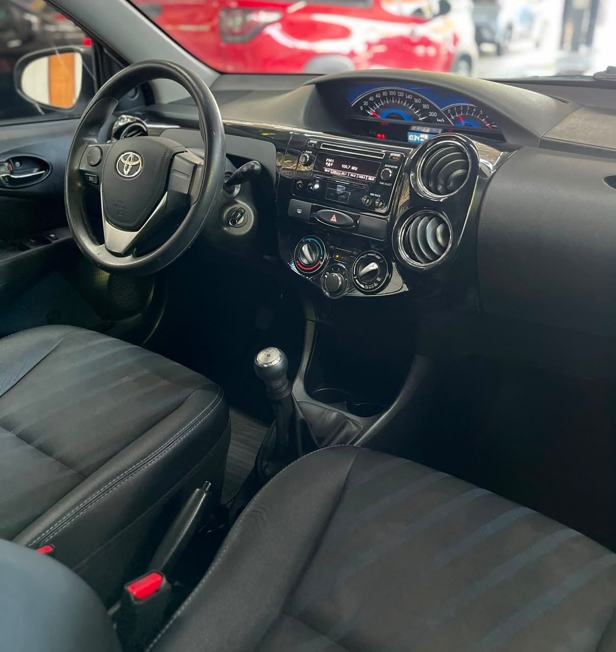 Toyota Etios XS 1.5 Flex 16V — bancos dianteiros