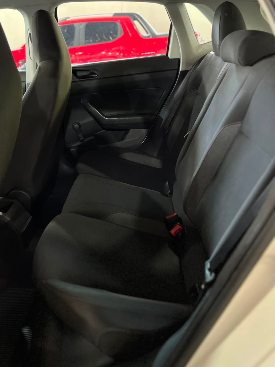 Volkswagen Polo Track 1.0 MPI — bancos traseiros
