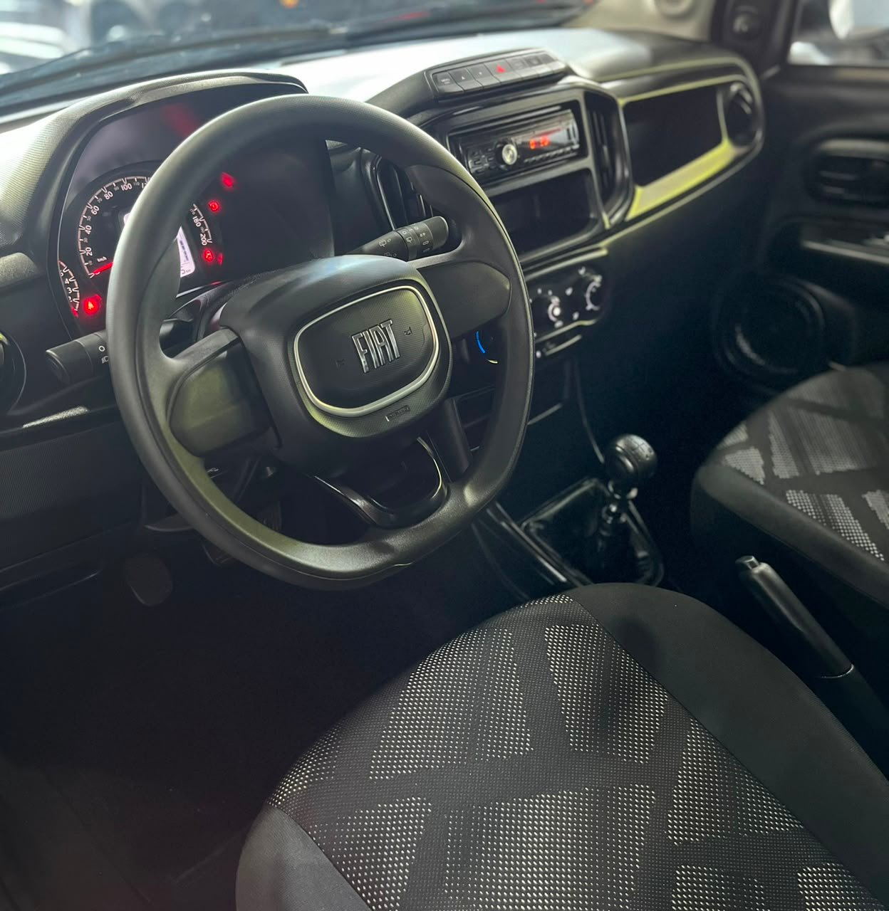Fiat Mobi Like 1.0 — cabine em outro ângulo