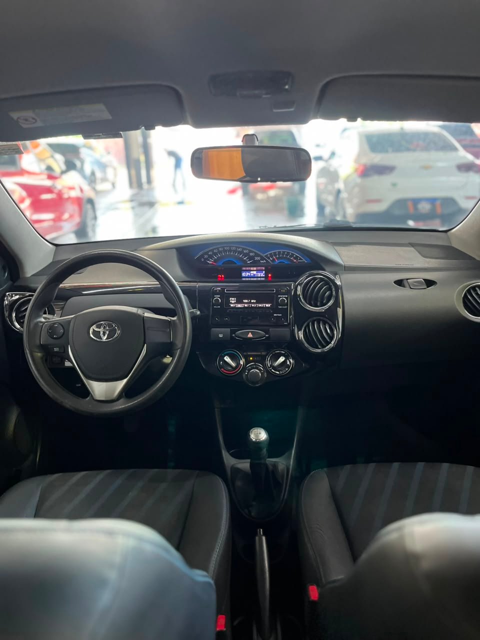 Toyota Etios XS 1.5 Flex 16V — painel visão ampla